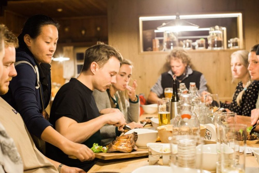 Der Fleischgang kommt auf Holzbrettern: Ripperl mit Knoblauchbrot und Krautsalat.