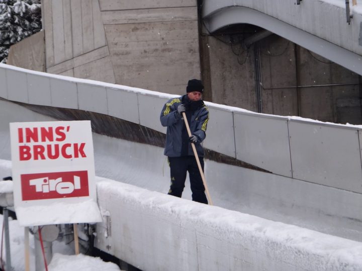 Rodel Weltcup Igls Mann reinigt Eiskanal, Innsbruck