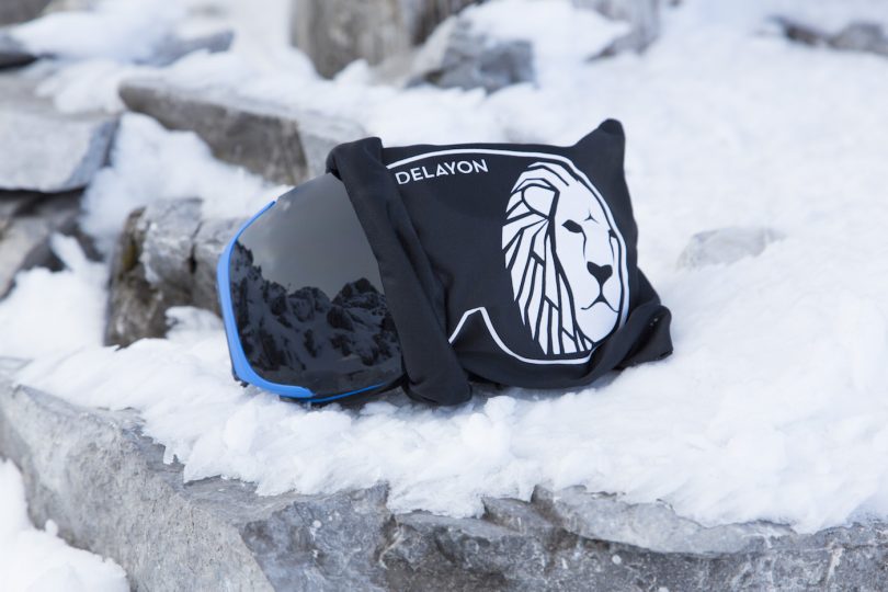 Die Skibrille kommt im praktischen Putztuch.