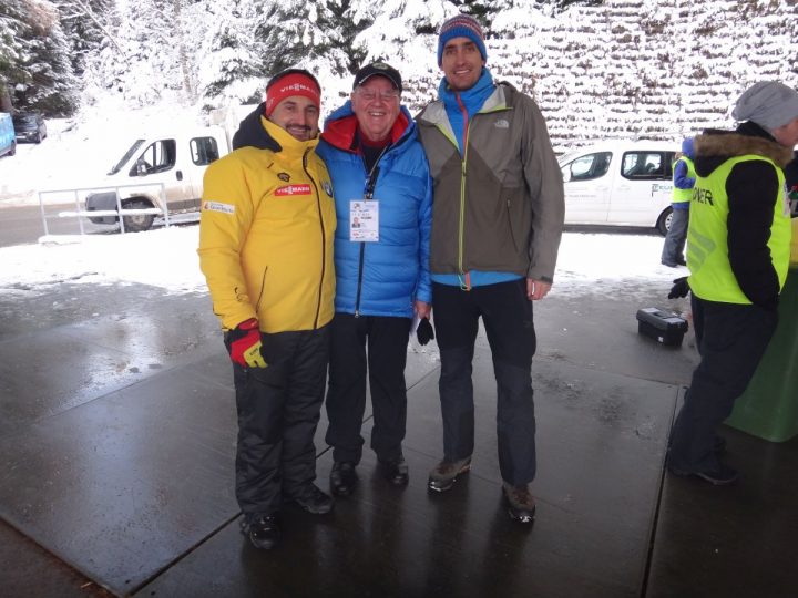 Rodel-Weltcup Igls - Innsbruck, Georg Hackl und FIL-Präsident Josef Fend posieren für Foto