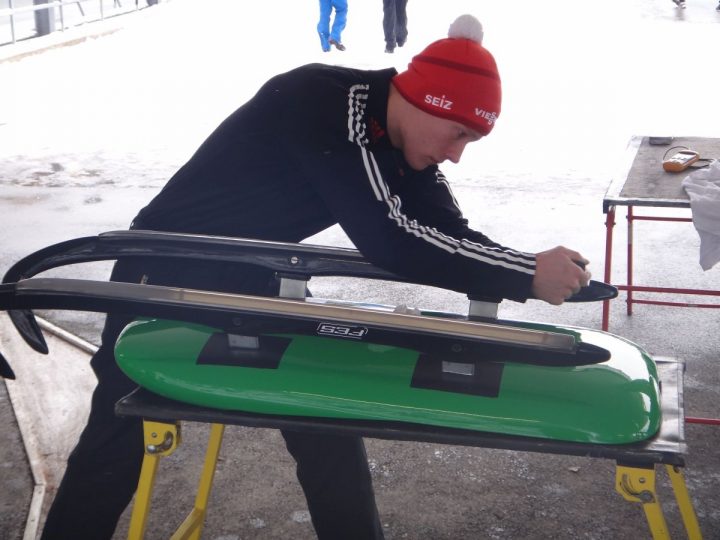 Rodel Weltcup Igls Rodler schleift Kufen seiner Rodel