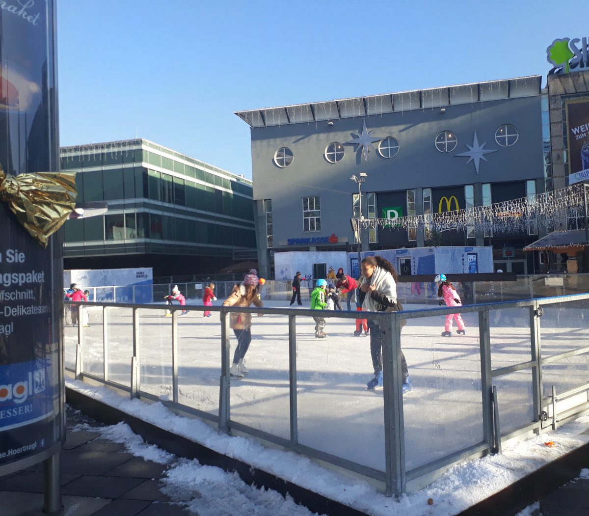 Kinder die vor dem Sillpark Eislaufen