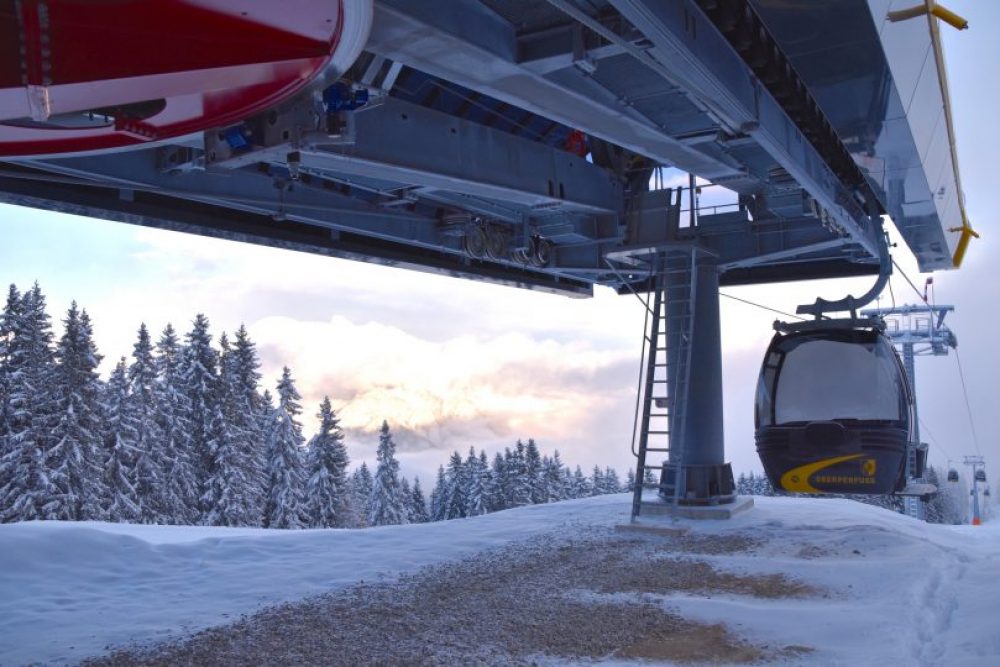 So sieht es aus, wenn sich die Nordkette in ihrem weißen Kleid aus dem Wolkenmeer in den blauen Himmel erhebt. Foto: Kainz