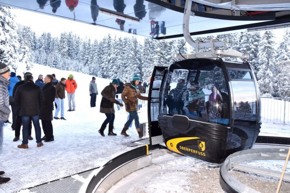 In elegantem Schwarz mit gelbem Schriftzug laden die Gondeln zum Einsteigen ein. Foto: Kainz