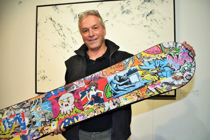 Der Meister wagt sich immer wieder gerne auch an Modernes - hier etwa hat er Graffitis auf einem alten Snowboard verewigt.