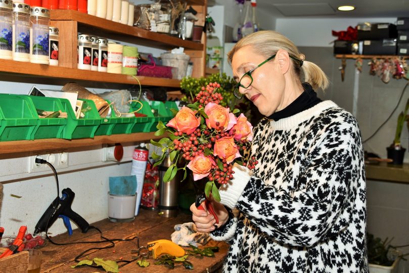 Im Blumenladen: Karin Tauber bei der Arbeit.