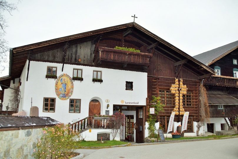 Der Kunstwerkstall wurde in einem der ältesten Bauernhäuser des Dorfes eingerichtet.