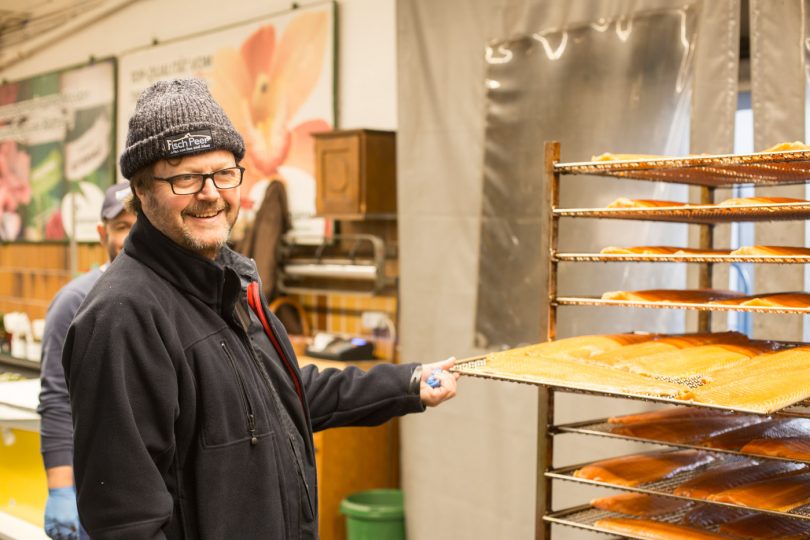 Hier kommt der frisch geräucherte Lachs gerade aus dem Ofen.