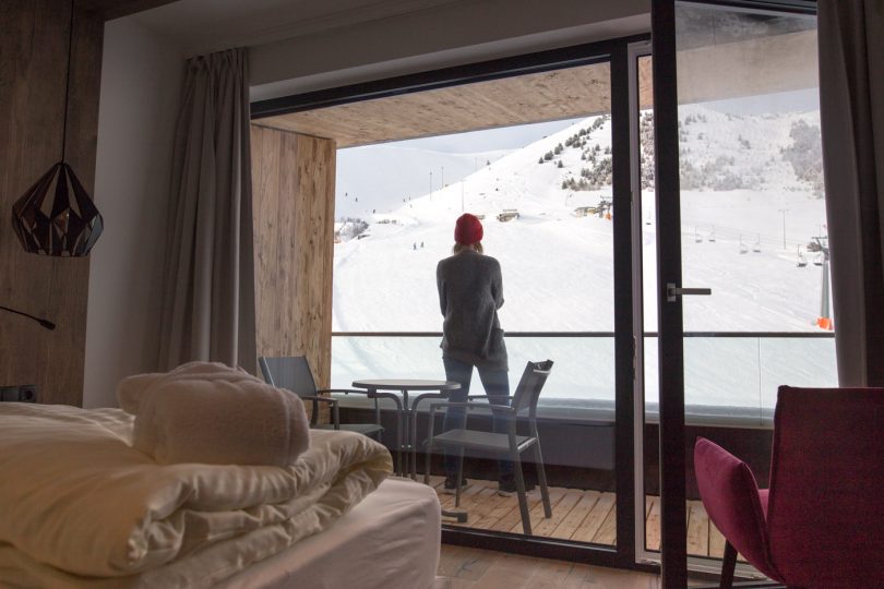 Blick auf die Piste gibt's auch vom Zimmer aus. Foto: © Lea Hajner