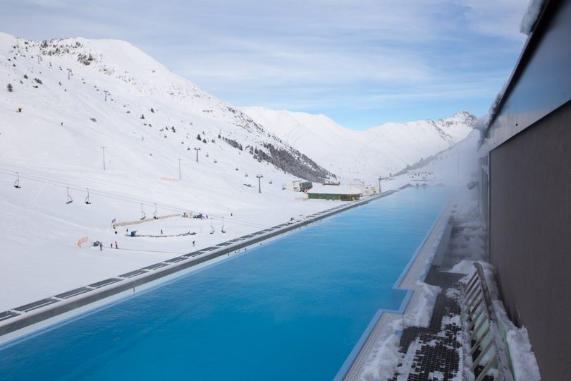 Der Pool verläuft in Bahnen. Foto: © Lea Hajner