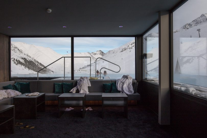In der Mitte befinden sich Sitzgelegenheiten und Duschen. Foto: © Lea Hajner