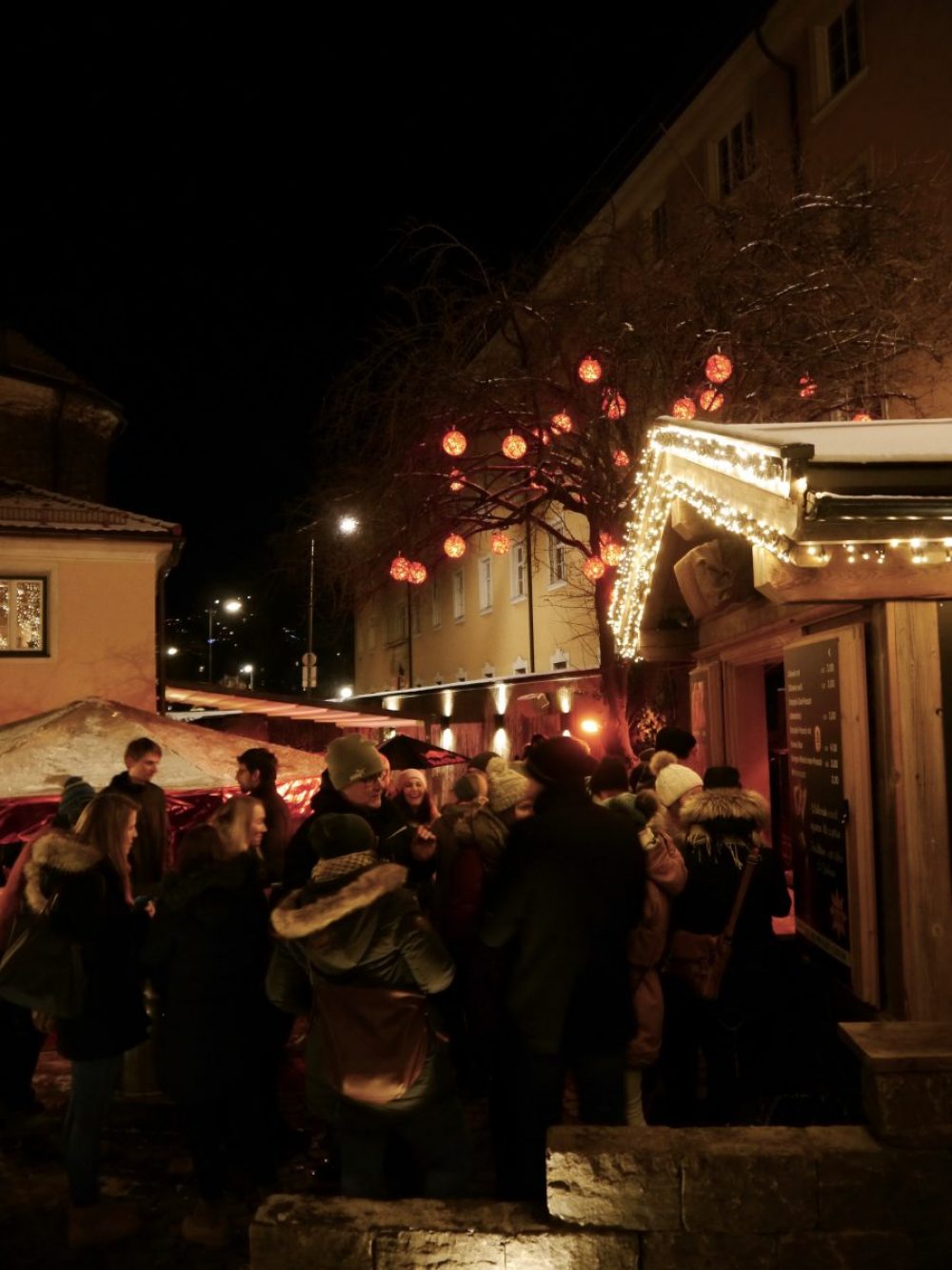 Christkindlmarkt, Glühwein, Altstadt, Goldenes Dachl, Innsbruck, Marktplatz, Swarovski, Hungerburg, Nordkette, Wiltener Platzl, Hipster, Kiachl, Weihnachten, Advent, Weihnachtszeit, Stimmung, Lichter, Glitzer, Geschenke, Besucher, Studenten, Skifahrer
