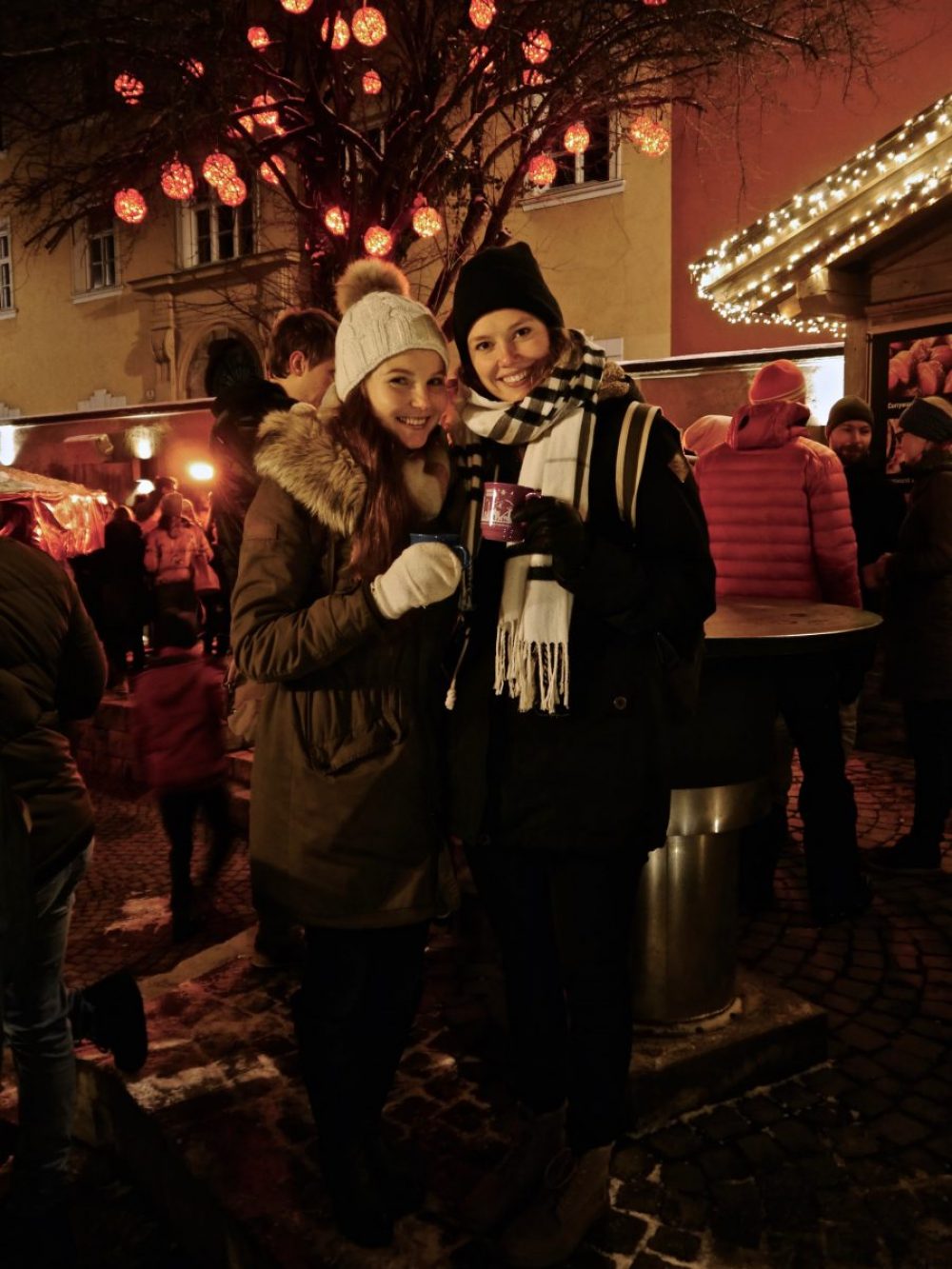 Christkindlmarkt, Glühwein, Altstadt, Goldenes Dachl, Innsbruck, Marktplatz, Swarovski, Hungerburg, Nordkette, Wiltener Platzl, Hipster, Kiachl, Weihnachten, Advent, Weihnachtszeit, Stimmung, Lichter, Glitzer, Geschenke, Besucher, Studenten, Skifahrer