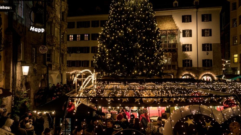 Christkindlmarkt, Glühwein, Altstadt, Goldenes Dachl, Innsbruck, Marktplatz, Swarovski, Hungerburg, Nordkette, Wiltener Platzl, Hipster, Kiachl, Weihnachten, Advent, Weihnachtszeit, Stimmung, Lichter, Glitzer, Geschenke, Besucher, Studenten, Skifahrer