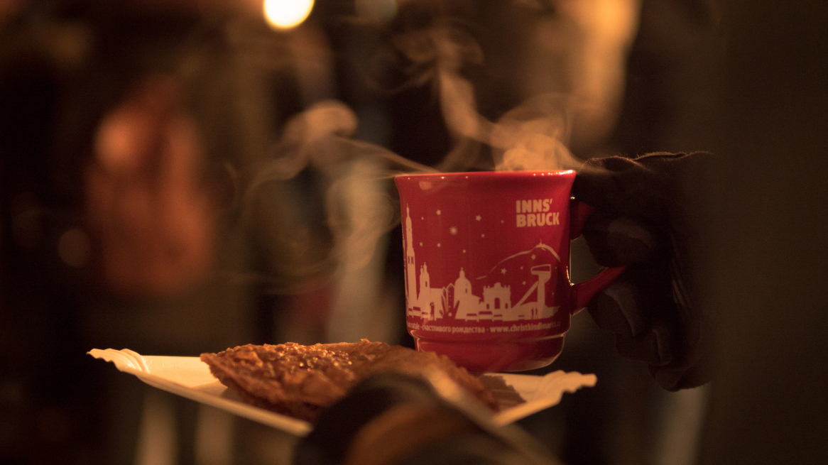 Christkindlmarkt, Glühwein, Altstadt, Goldenes Dachl, Innsbruck, Marktplatz, Swarovski, Hungerburg, Nordkette, Wiltener Platzl, Hipster, Kiachl, Weihnachten, Advent, Weihnachtszeit, Stimmung, Lichter, Glitzer, Geschenke, Besucher, Studenten, Skifahrer