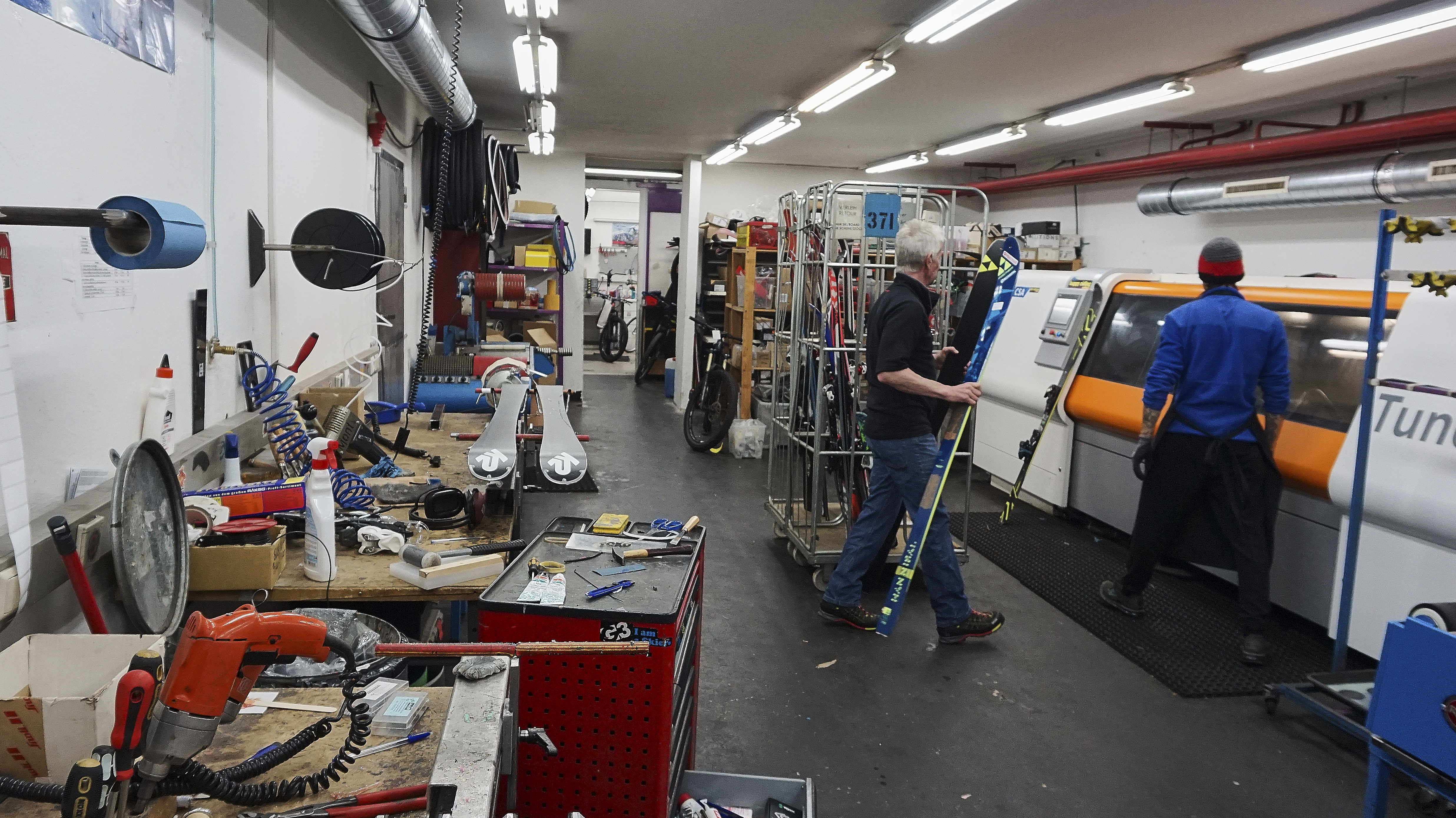 Skiing Sport Equipment Shops Innsbruck Service Die Börse Alpinerei Powder Institue Schnee Berg Fels Klettern Eis Ausrüstung Verleih