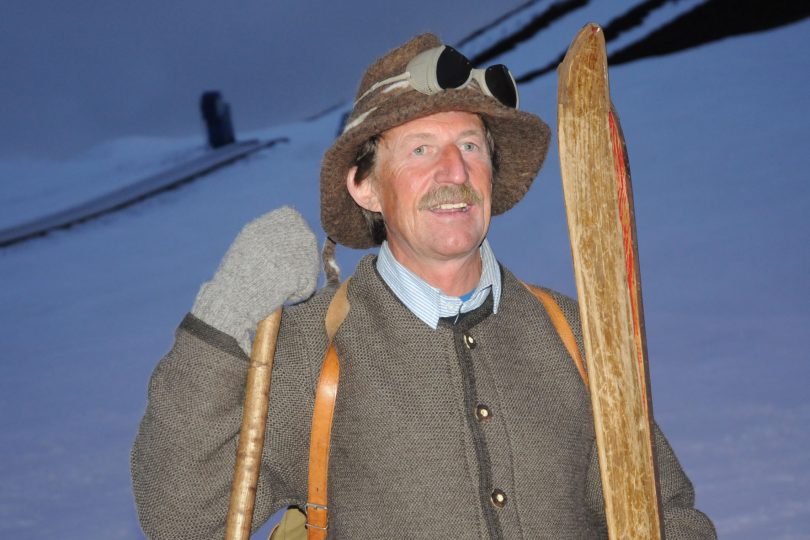 Bei den regelmäßigen Night-Shows der Skischule "Follow Me" mimt Luis Kaiser Maximilian, der eng mit der Geschichtes des Kühtais verbunden ist. Eine absolute Ehre für den 58-Jährigen und eine der wenigen Gelegenheiten, nochmals mit einer ähnlichen Ausrüstung unterwegs zu sein, mit der Luis seinerzeit auf den Hängen rund um seine Heimatgemeinde auch selbst das Skifahren erlernt hat. Foto: privat