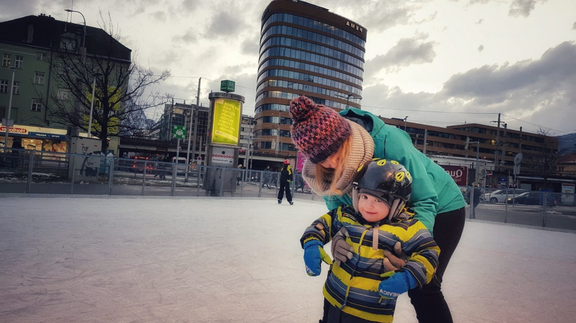 Mama und Kind am Eislaufplatz vorm Sillpark