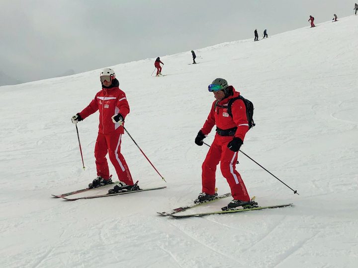 "Schule fahren" - wie es im Fachjargon heißt - will gelernt sein! Selbstverständlich sind Luis und seine Kollegen über den Snowsportverband Tirol top ausgebildet. Foto: Tamara Kainz