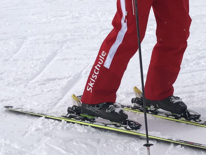 Wer sich auf den Brettln noch nicht hundertprozentig sicher fühlt, ist in der Skischule definitiv besser aufgehoben. Bitte in deinem und im Sinne anderer Wintersportler nicht an der falschen Stelle sparen! Foto: Tamara Kainz