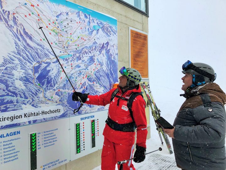 Wo sind wir eigentlich? Skilehrer Luis vermittelt gerne auch jede Menge Wissenswertes zur Region. Foto: Tamara Kainz
