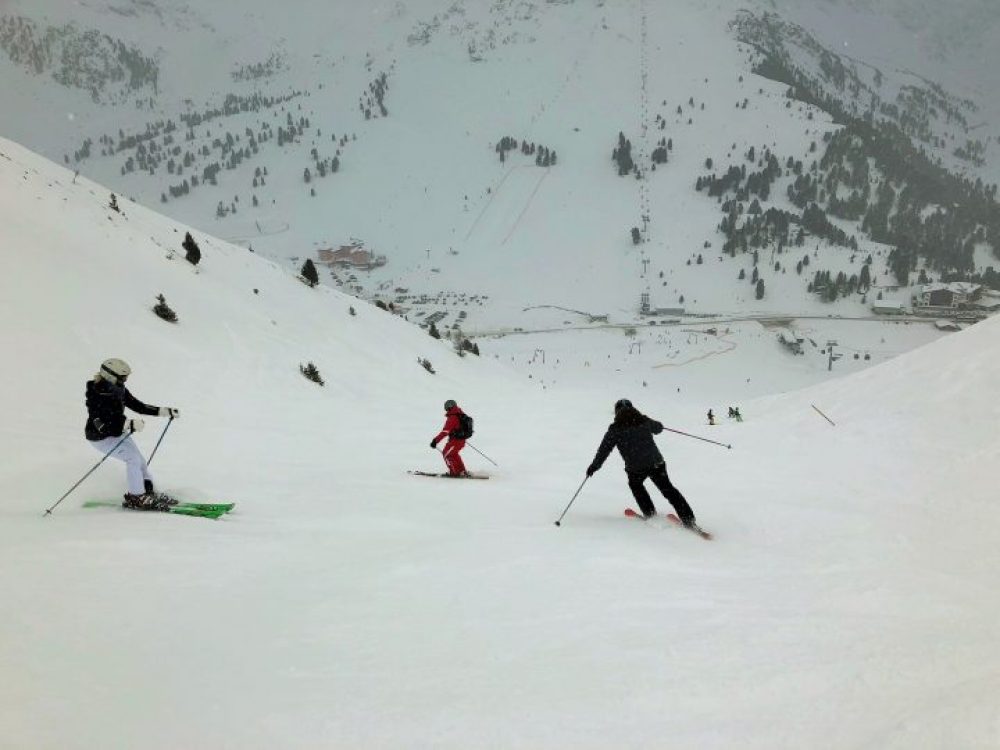 Parallelschwingen auf der roten Piste: Stefanie und Michael machen ihre Sache schon ziemlich gut. Foto: Tamara Kainz