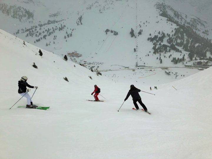 Parallelschwingen auf der roten Piste: Stefanie und Michael machen ihre Sache schon ziemlich gut. Foto: Tamara Kainz