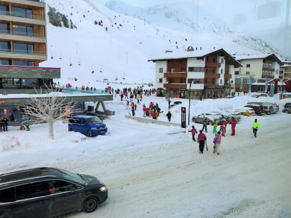 Das Kühtai (2.020 m) ist da, wo man quasi schon bevor man das Hotelzimmer verlässt, die Skier anziehen kann und das Auto im besten Fall erst nach dem Urlaub wieder "ausgräbt". Foto: Tamara Kainz