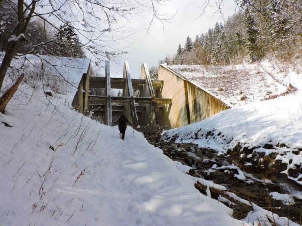 Hiking up to the Mühlau avalanche dam 