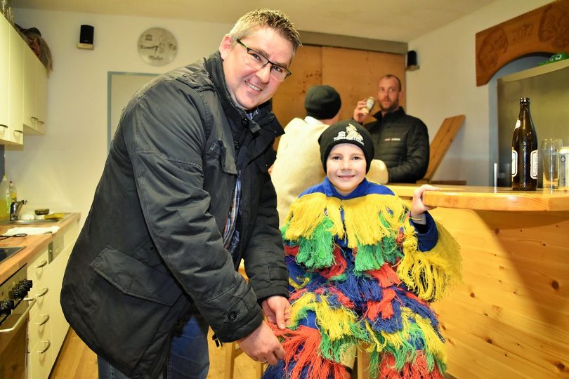Schon die Kleinsten - wie hier der 7-jährige Andreas, der von Papa Werner tatkräftig unterstützt wurde – sind mit vollem Eifer bei der Sache. Foto: Tamara Kainz