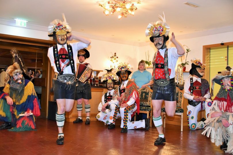 Trotz der kalten Jahreszeit treten die "Melcher" in kurzen Lederhosen zum Schuhplatteln an. Sie stellen den Sommer dar. Foto: Tamara Kainz