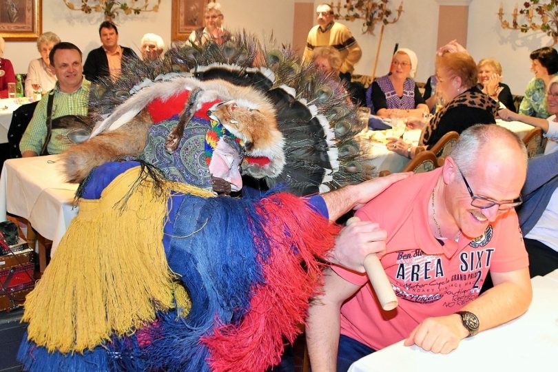 Der Fruchtbarkeitsschlag beim so genannten Abmullen soll Glück bringen. Foto: Tamara Kainz