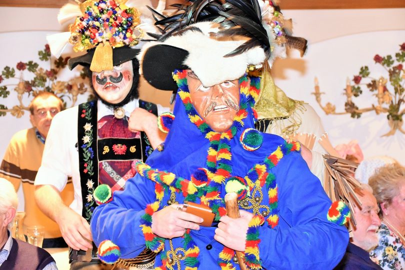 Mullen hat System: In der Reihenfolge, in der die Figuren den Saal betreten, verlassen sie ihn auch wieder. Foto: Tamara Kainz