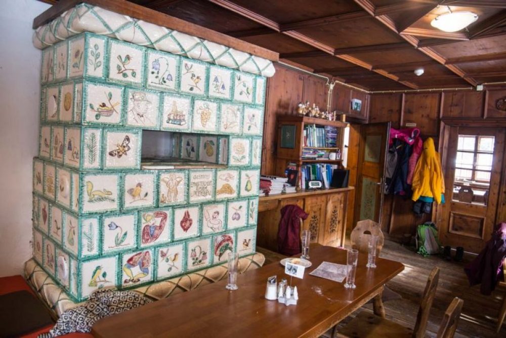 Der prächtige Karmin in der Stube.