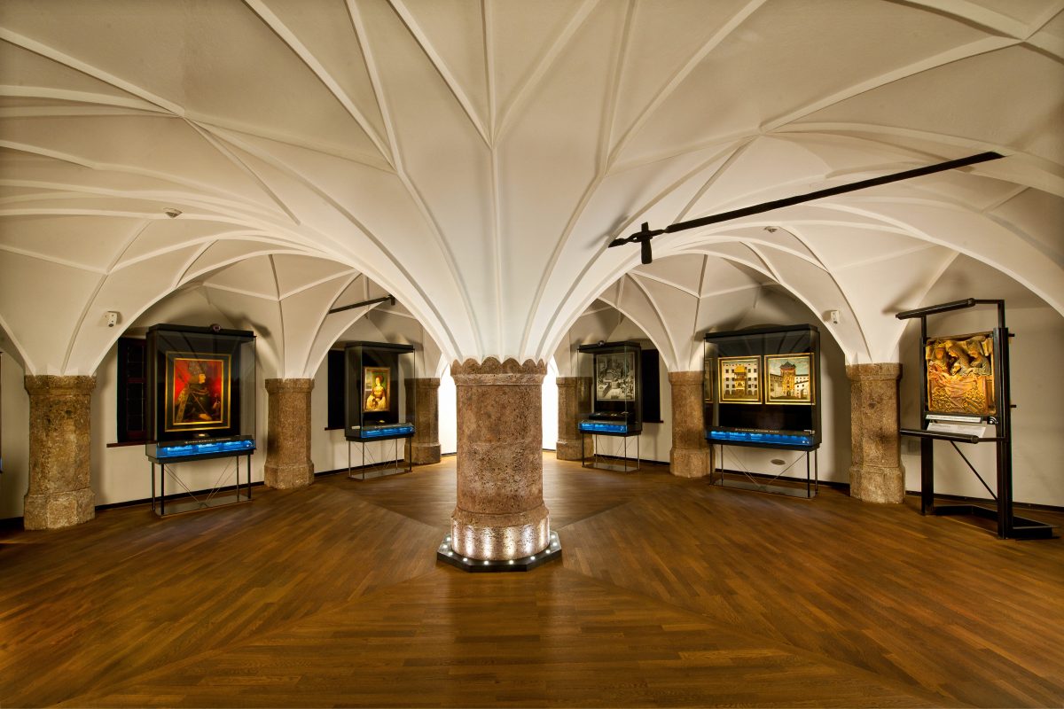 Das Maximilianeum im Goldenen Dachl beherbergt den Groteskhelm