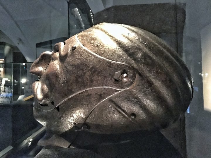 Der Groteskhelm im Maximilianeum des Goldenen Dachl