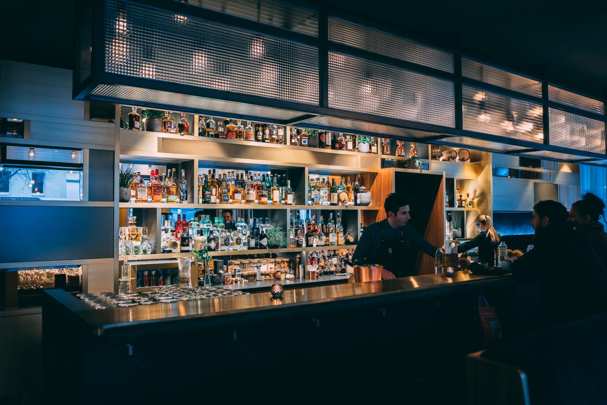 Theke der Stage 12 Bar