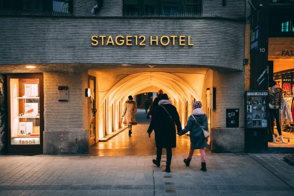 Durchgang zum Hinterhof und Eingang des Stage 12