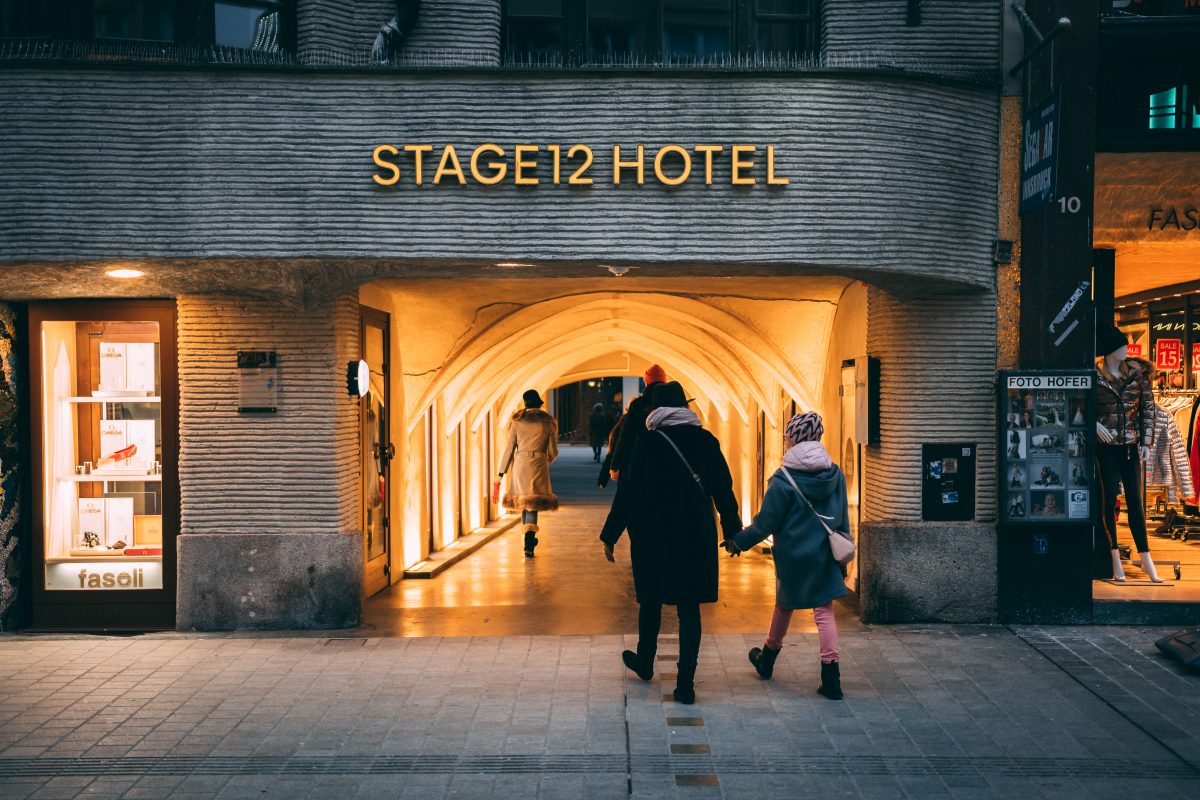 Durchgang zum Hinterhof und Eingang des Stage 12