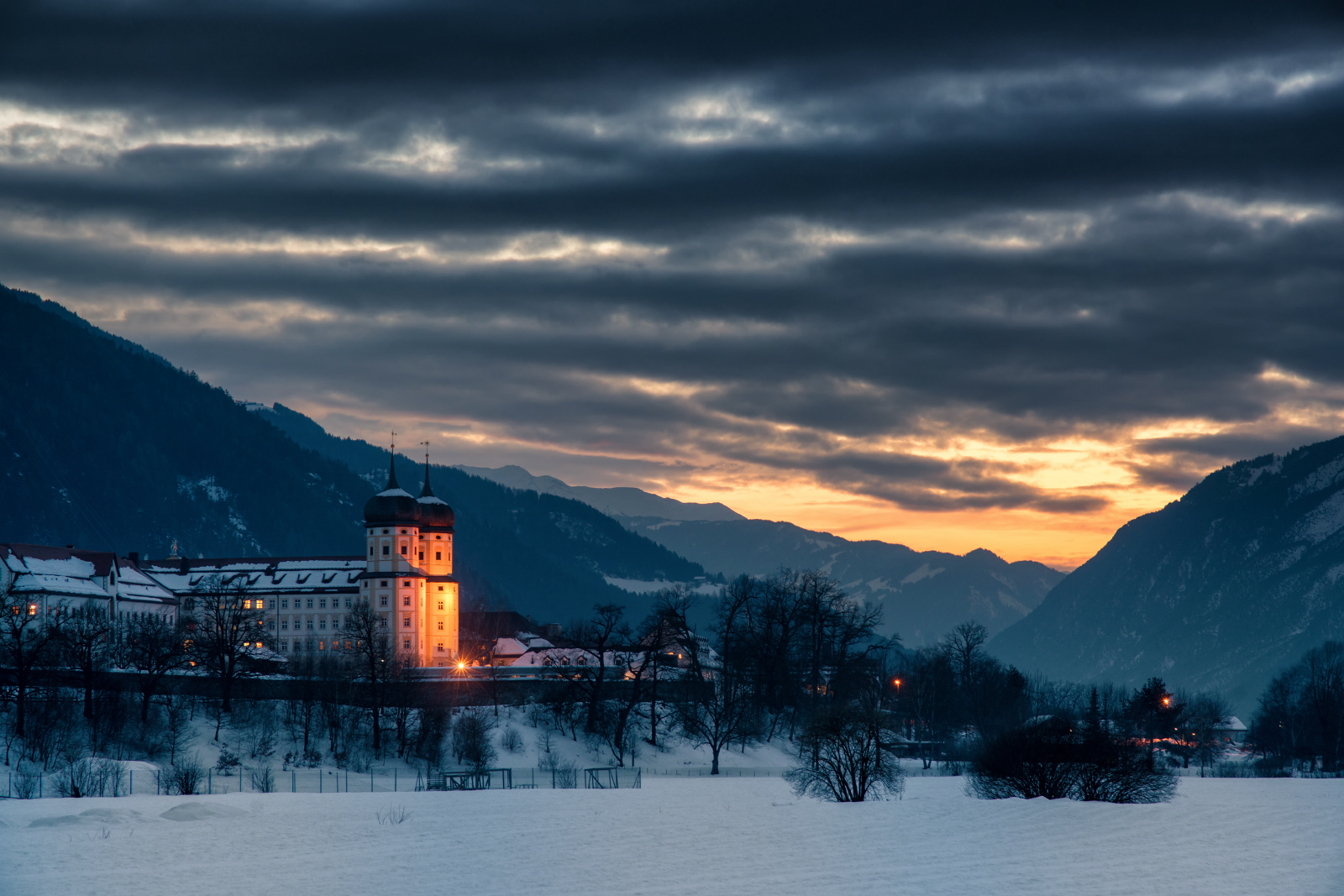 Stift Stams am Abend
