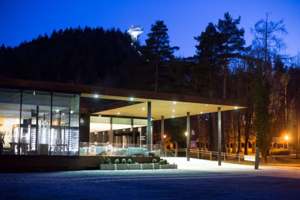 Das Tirol Panorama Museum bei Nacht.