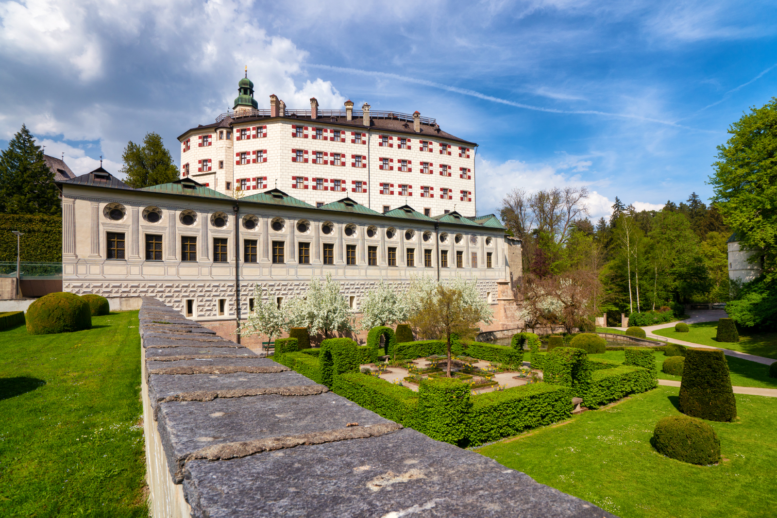 Schloss Ambras im Frühling