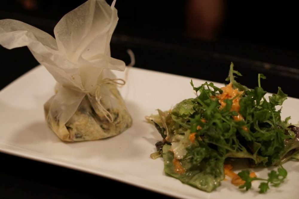 Bärlauch mit Schafskäse, in Backpapier gedämpft.