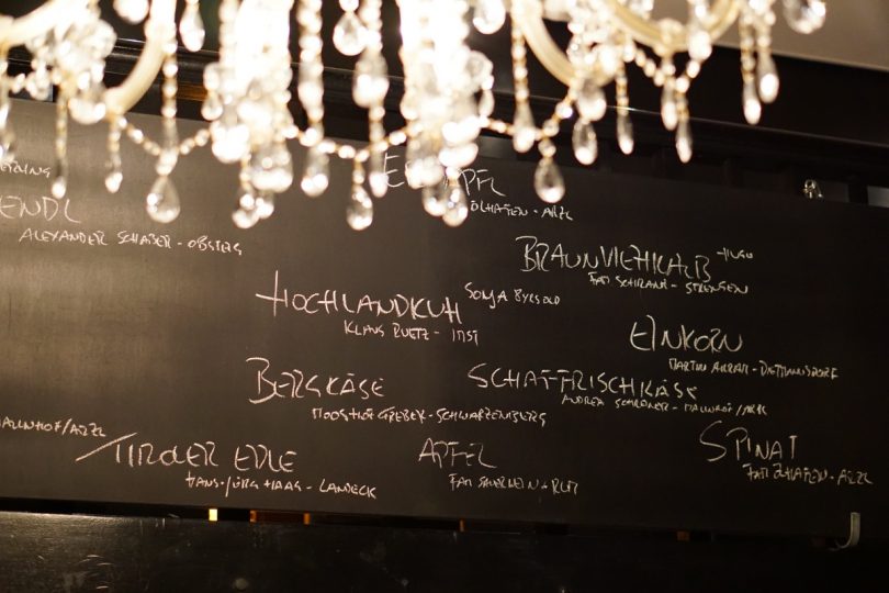 Wandtafel im Restaurant mit den Namen und Daten der verzehrten Tiere.