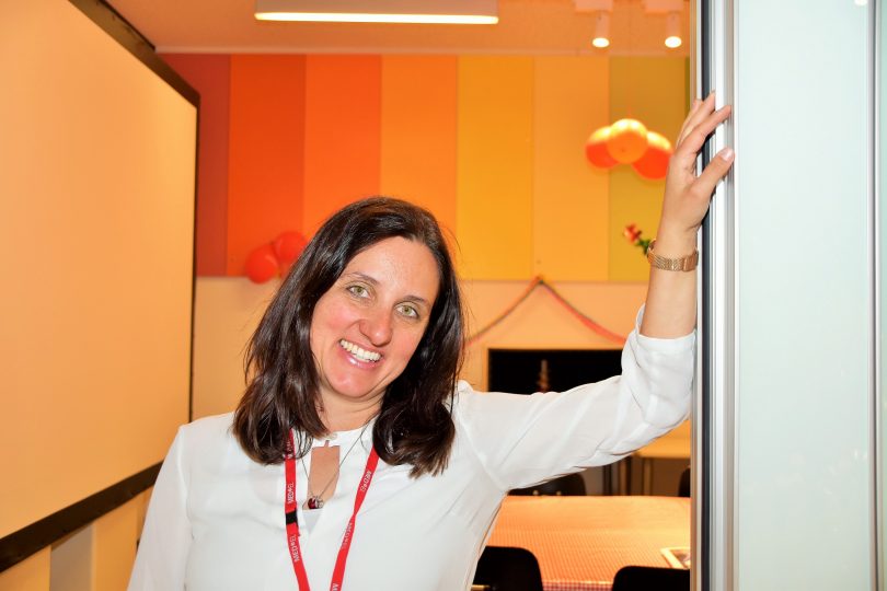 Klassenlehrerin Elisabeth Schett zeigt sich zu Recht stolz auf die Arbeiten ihrer Schützlinge. Foto: Tamara Kainz