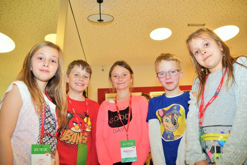 Anna, Magdalena, Lisa, Michael und Jonas B. haben sich einen Robo-Hund ausgedacht. Foto: Tamara Kainz