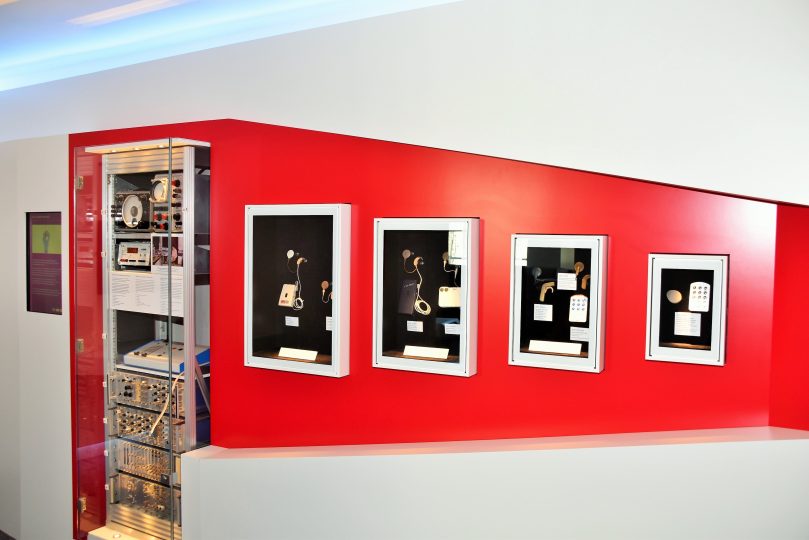 Zukunftsweisende Medizintechnik: Die Dauerausstellung Med-El World im Audioversum liefert auch spannende Einblicke in die Welt der Hörimplantate. Foto: Tamara Kainz