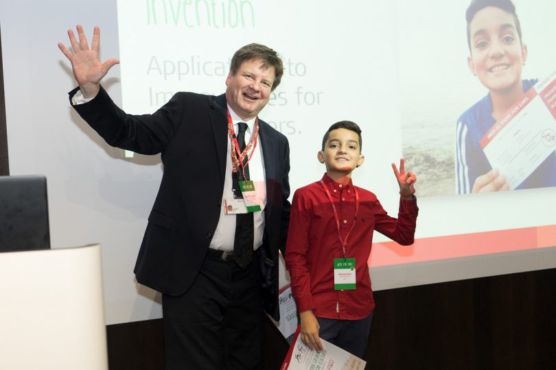 Goeffrey Ball mit Francisco Alexandre Fernandes Batalha, einem weiteren Gewinner aus Brasilien. In Österreich hatten sich 30 Schulen am Wettbewerb beteiligt – weltweit waren Teilnehmer aus sieben Ländern mit dabei. Foto: Med-El