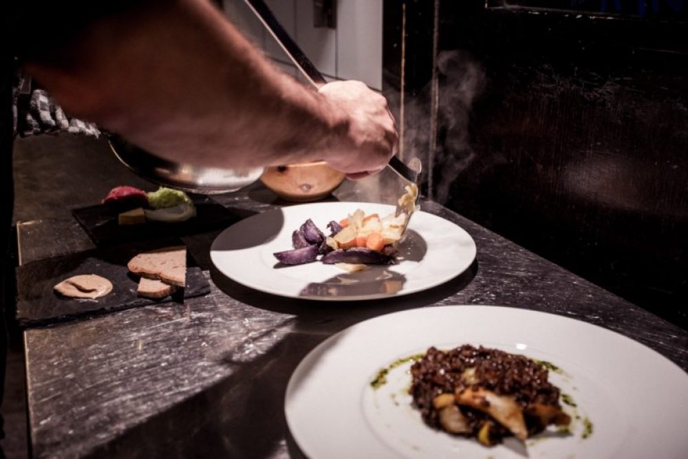 Ein Blick in die Küche der Wilderin. Teller werden garniert und vorbereitet.