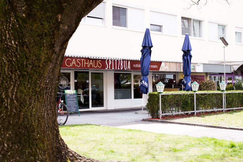 Etwas unscheinbar liegt das Gasthaus mitten zwischen den Wohnanlagen.